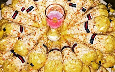 Popcorn verpakt in puntzakjes. Zowel zoet als zout mogelijk!